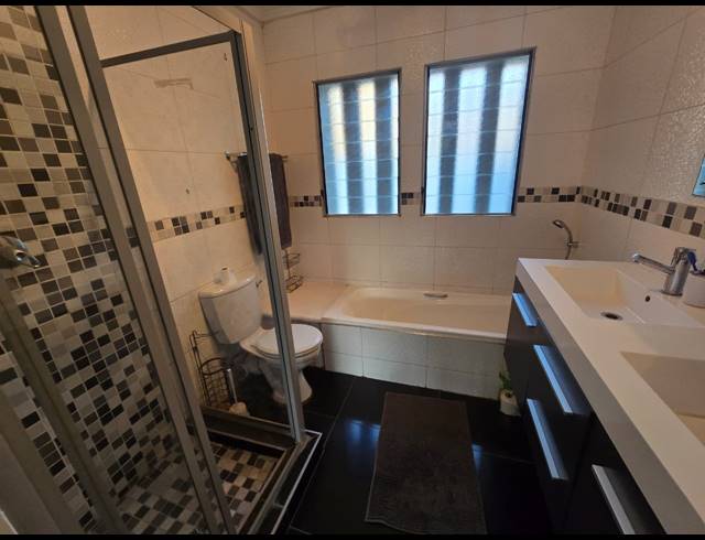 2 BEDROOM TOWNHOUSE TO LET IN THREE RIVERS PROPER